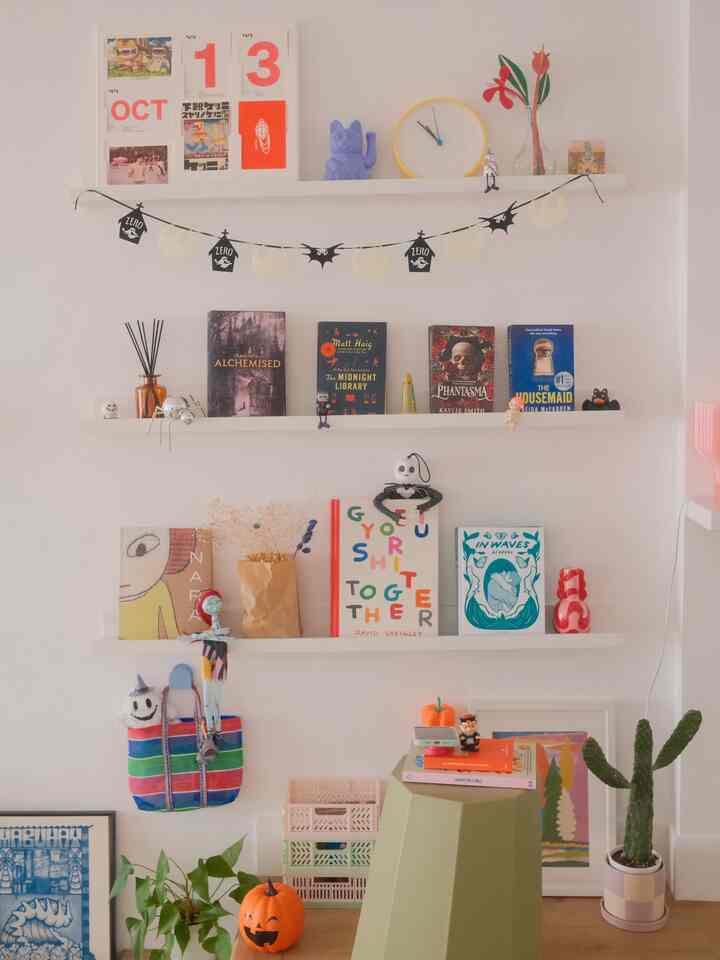 Getting into halloween spirit with a few spooky touches and october reads! 🎃 #halloweendecor #spookydecor #halloweenvibes  