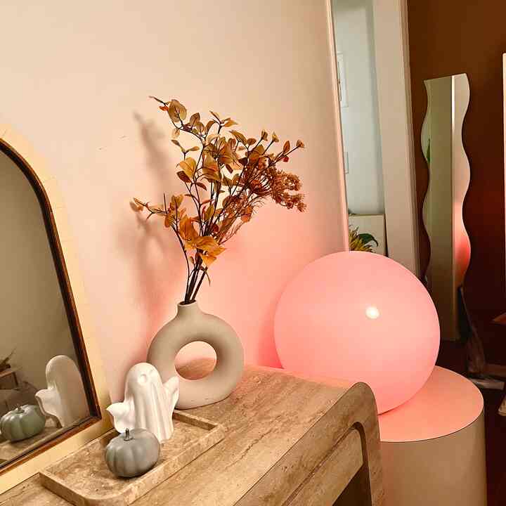 Soft light, subtle spook ✨
I kept my Halloween corner minimal with a little ghost, a pumpkin, and a warm glow.
Just enough to feel festive, without overdoing it 👻🕯️

#halloweendecor #halloweenvibes #spookyseason #fallfun #homefortheholidays