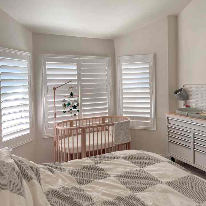 A fresh vibe in the master bedroom to welcome our newest little roommate. Turns out a nursery-bedroom combo isn’t so bad — kinda loving this cozy setup.

#bedroom #stokke #crib #natural #cozyvibe #bedding #kingbed #nursery #huskybench #changingtable
