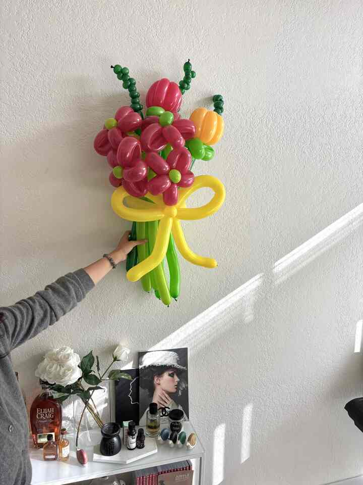 Can’t believe how fun balloon making is! 🎈

#livingroom #party #partydeco #hbd #balloonparty #balloon