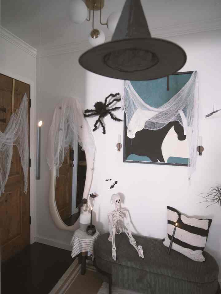 Hung a witch hat by the entryway — instant Halloween vibes! 🧙‍♀️

#halloweendecor #halloweenvibes #spookyseason #fallfun #homefortheholidays #enteance #enteancehall #modern #halloween #fallvibes #fall