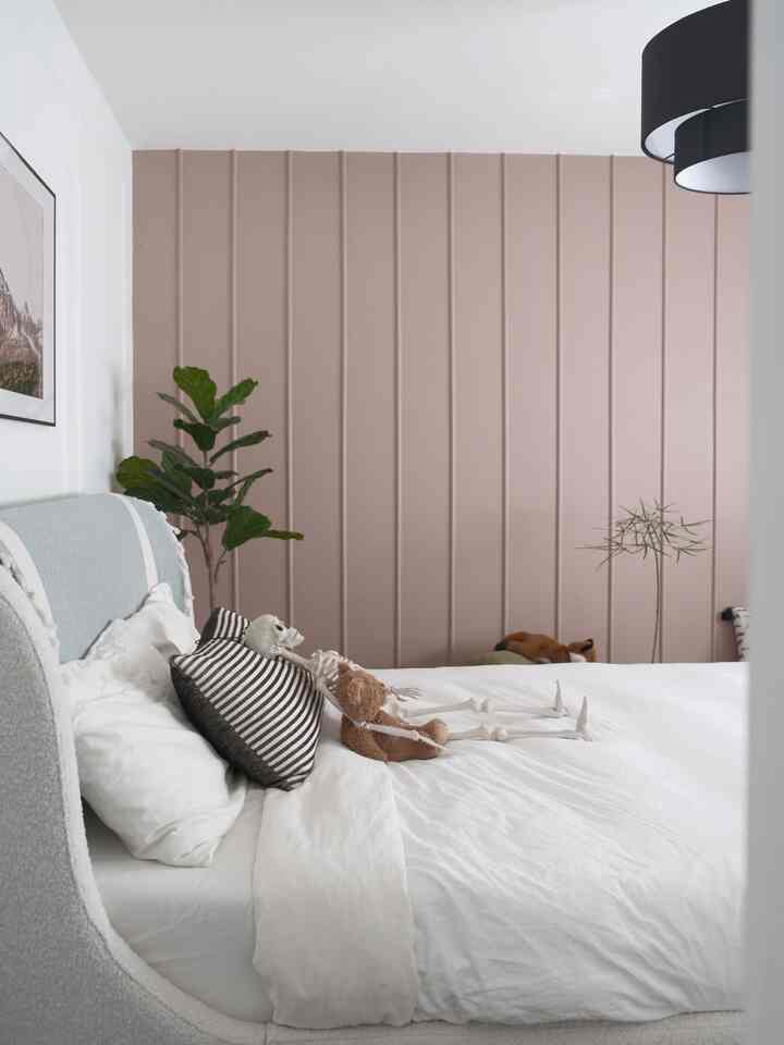 Even the bedroom went spooky — a skeleton napping with a teddy bear. 💤👻

#halloweendecor #halloweenvibes #spookyseason #fallfun #homefortheholidays #bedroom #cozy #fallvibes #ikea #westelm #black #nordic 