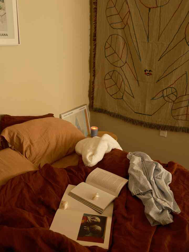 cozy vibe on the weekend 🤎🩵

#bedroominterior #cozyathome