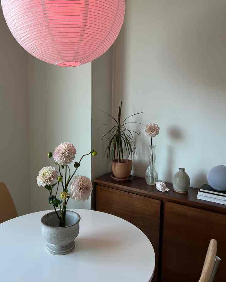 Playing with my flower frog🪷
#ikebana #homedecor #minimal