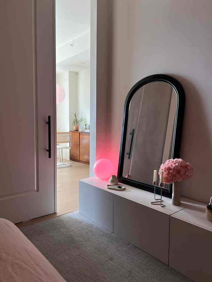 Bunga segar, kamar nyaman🌷
#kamartidurnyaman #lights #minimal #homedecor