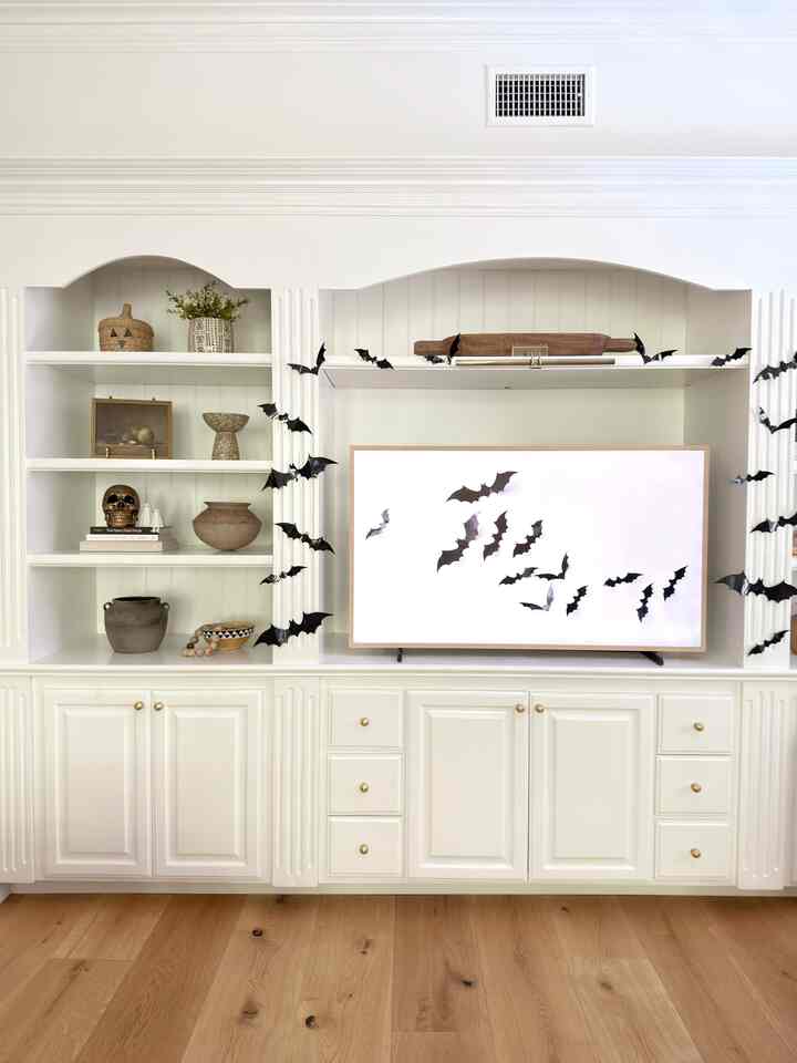 Spooky and fun bat decor and frame art! #halloweendecor #halloweenbats #halloweenart