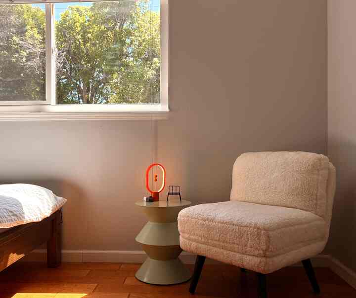 日がどんどん短くなってきました…
だから、黄金色の光が続く限り、一つひとつ追いかけています。☀️✨

#cozycorner #warmdays #homevibes #softlight #fallmood #slowlife #cozycorner #lightandcalm #feelinggolden