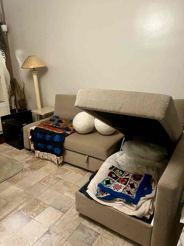 Saya sudah punya sofa bed ini cukup lama, dan sejujurnya ini salah satu perabot paling praktis di rumah saya.
Ruang penyimpanan di bawahnya sangat berguna, dan mengubahnya menjadi tempat tidur pun cepat dan mudah.
Kainnya masih terlihat bagus, dan awet dipakai sehari-hari.
Cocok untuk ruangan kecil atau untuk tamu yang menginap! 🛋️

#ulasanjujur #productreview #realreview #homeaccent #budget #hometips
