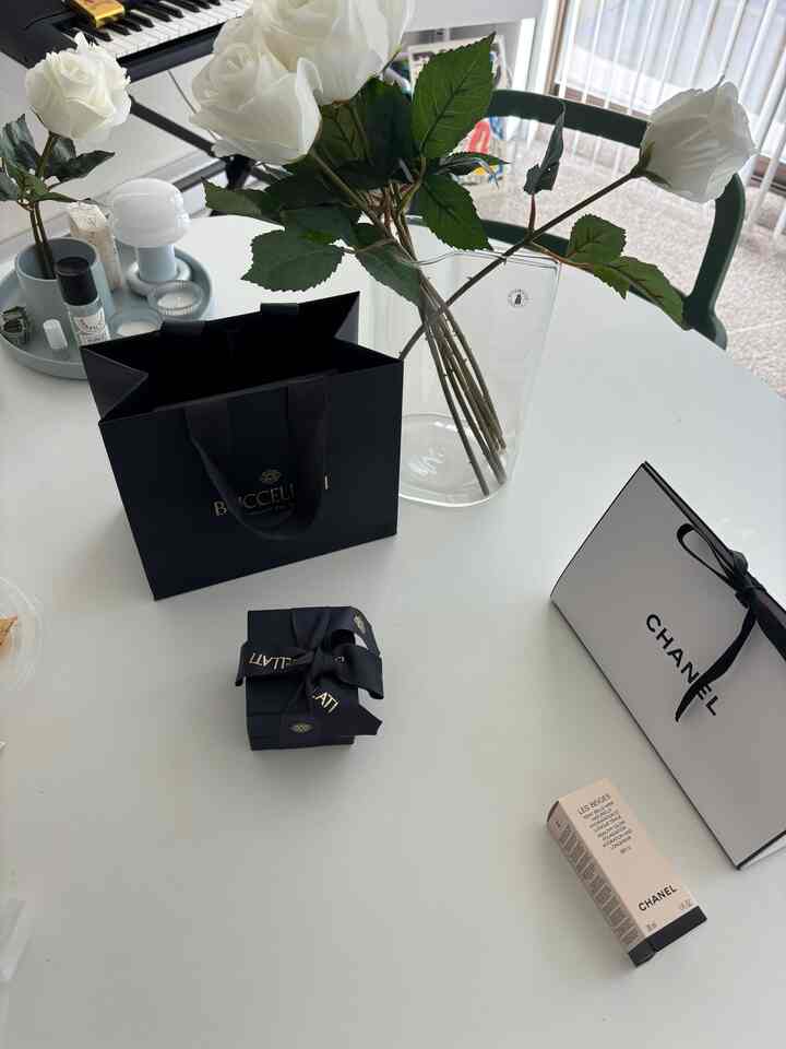 Unboxing is always exciting ✨

#unboxing #chanel #livingroom #flower #vase #ikea #table #roundtable


