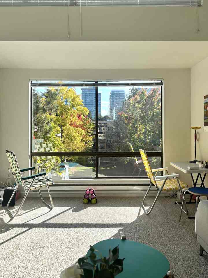 So grateful for the warm autumn light.☀️


#windowview #terrace #balcony #lawnchair #fallinterior #chair