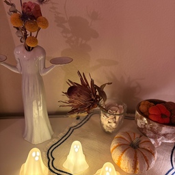 My little spooky table — cozy and cute, with a touch of my own vibe 👻✨
#HalloweenMood #CozyCorner #SpookyButCute #FallDecor #MyLittleTable
#halloweenvibes #spookyseason #fallfun #homefortheholidays #halloweendecor
