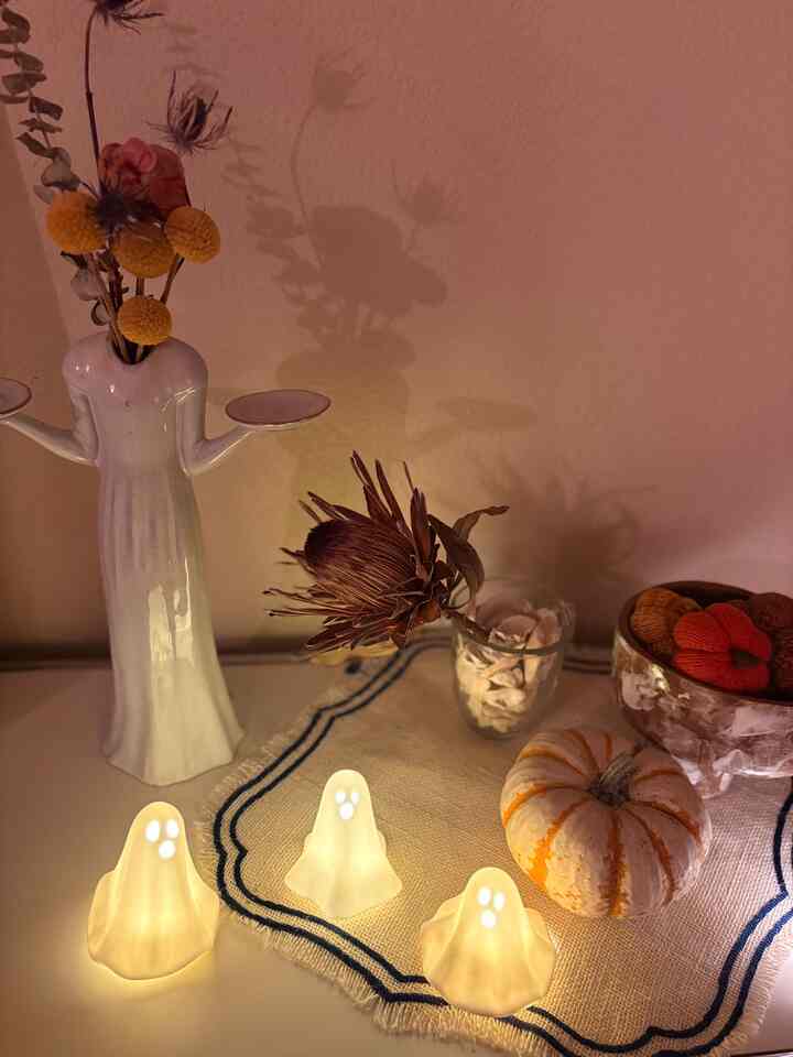 My little spooky table — cozy and cute, with a touch of my own vibe 👻✨
#HalloweenMood #CozyCorner #SpookyButCute #FallDecor #MyLittleTable
#halloweenvibes #spookyseason #fallfun #homefortheholidays #halloweendecor
