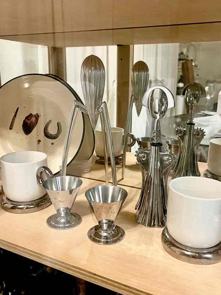 ✨ Ulasan Jujur: Peralatan Dapur Alessi

Peralatan ini lebih dari sekadar peralatan dapur. Ini seperti patung kecil untuk rak saya.
Saya suka bagaimana desainnya yang playful dan lapisan logamnya yang mengilap menambahkan sentuhan modern pada ruangan saya.
Peralatan ini fungsional, tapi sejujurnya, saya sering menyimpannya di luar karena tampilannya terlalu bagus untuk disembunyikan 😍

#ulasanjujur #productreview #realreview #homeaccent #budget #hometips
