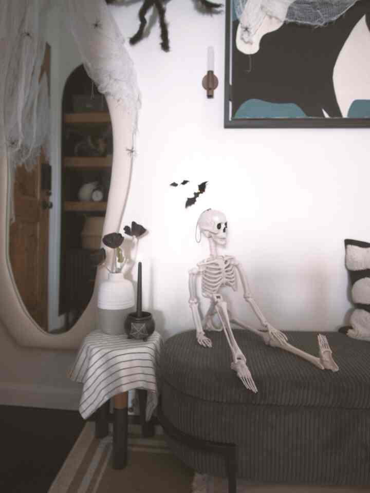 Spider creeping down the mirror — wait till the lights go out! 🕷️

#halloweendecor #halloweenvibes #spookyseason #fallfun #homefortheholidays