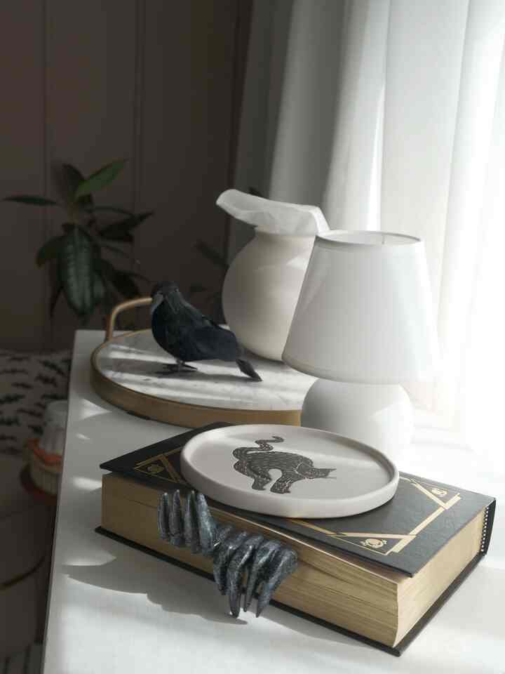 Creepy little bookmark moment — Halloween sneaks into everything. 📖💀

#halloweendecor #halloweenvibes #spookyseason #fallfun #homefortheholidays