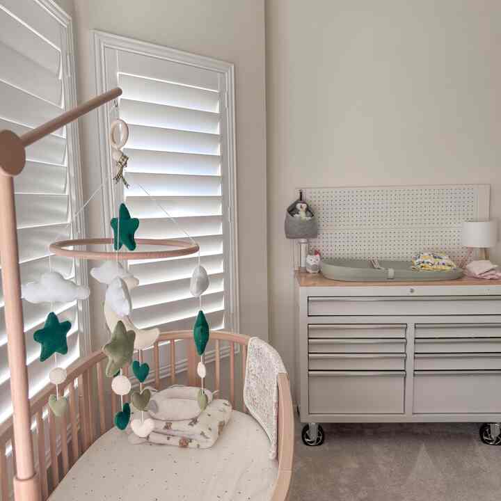 We are waiting for a little one 🤍 Setting up this cozy corner with the Stokke Sleepi crib and Joolz changing pad — one step closer to meeting our baby.

#stokke #sleepi #joolz #crib #nursery #bedroom #baby #neutral #WoodInterior #woodenfurniture #changingtable #workbench #husky #heavyduty #blanket 