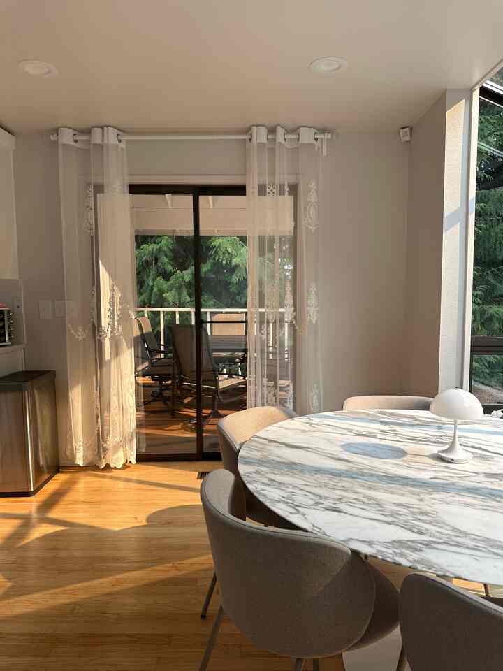 スタイリッシュで頑丈、そして驚くほど快適。Sophia & William のアウトドアダイニングセットは、私たちのパティオ体験を格段に向上させてくれました。360度回転するチェアはまさに画期的で、簡単に向きを変えてゲストと会話をしたり、立ち上がることなく景色を楽しんだりできます。組み立てには少し手間取りましたが、その甲斐がありました。チェアはデザインも良く、クッションがなくても快適で、嬉しい驚きでした。ただ、ちょっとした傷にはタッチアップペイントが付属していたらもっと良かったのですが。総じて、価格以上の価値がありました！

#honestreview #productreview #realreview #homeaccent #budget #hometips #blackinterior #lamp #interior #kartell #coffeetable #livingroomfurniture #DWR #designchair #designlamp #livingroomtable #designfurniture #cassina #interiorfurniture #livingroomsofa #decoratingtips #interiorgram #designer #livingroominterior #chairrecommendation #table #blackinterior #livingroomlighting #moderninterior #light