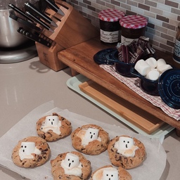 Sweet little hauntings from my kitchen 👻 S’mores cookies topped with tiny ghosts — cozy season in full swing.
#halloweenvibes #halloweendecor
#spookyseason #fallfun #baking #kitchen #staub #ikea #homebaking