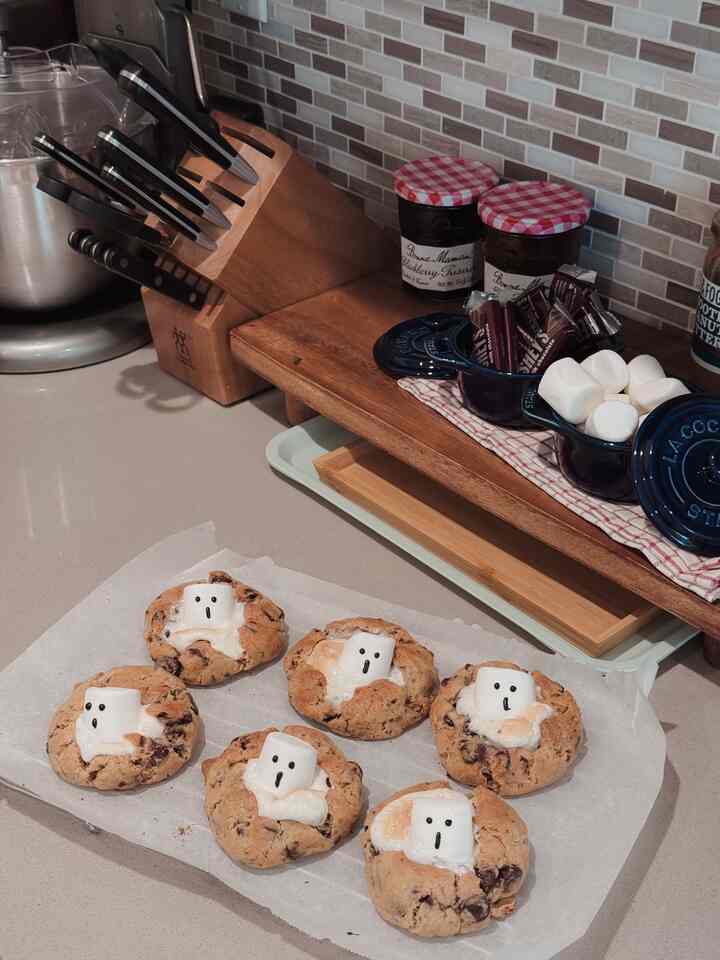 Sweet little hauntings from my kitchen 👻 S’mores cookies topped with tiny ghosts — cozy season in full swing.

#halloweenvibes #halloweendecor
#spookyseason #fallfun #baking #kitchen #staub #ikea #homebaking