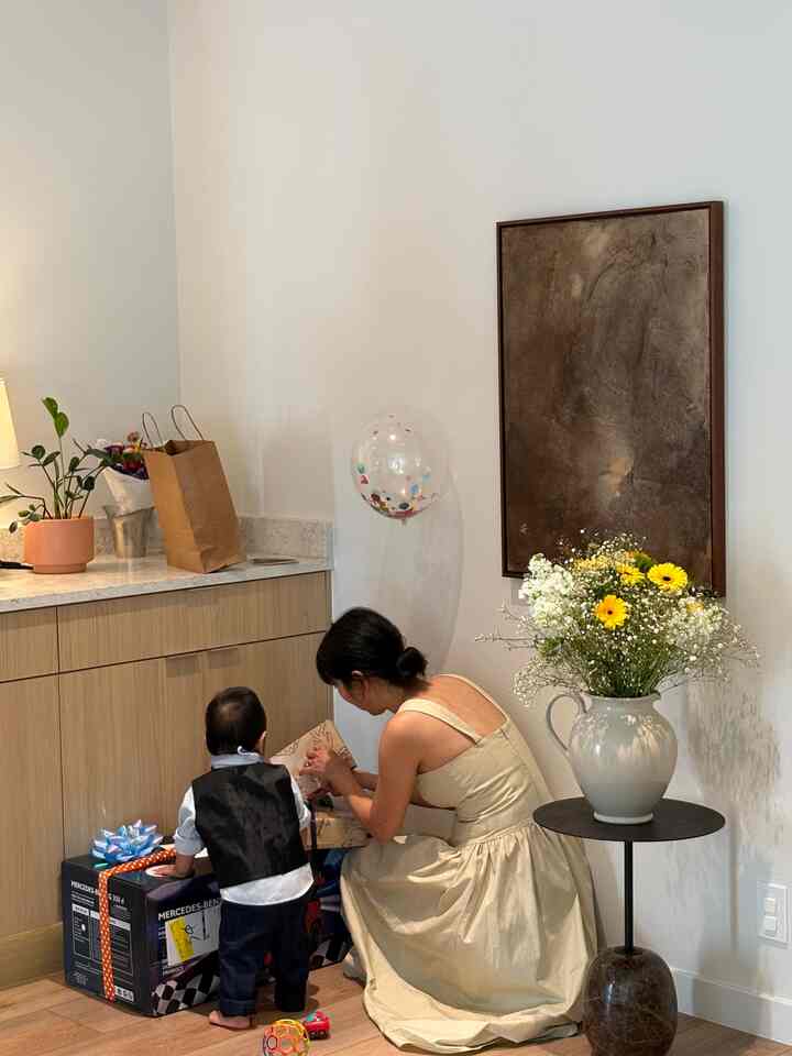 Helping him open his birthday presents 🎁🤍 #birthday #birthdayparty 