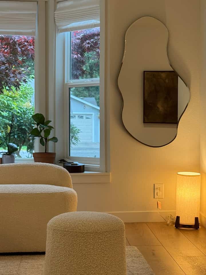 The light fades earlier these days, but it makes being home even better #cozyhome #livingroominterior 