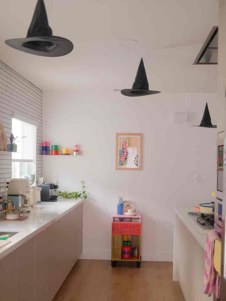 Simple halloween decor! Little touches makes a big difference! 🖤✨👻 #halloweendecor #halloweenvibes #Halloweeninterior 