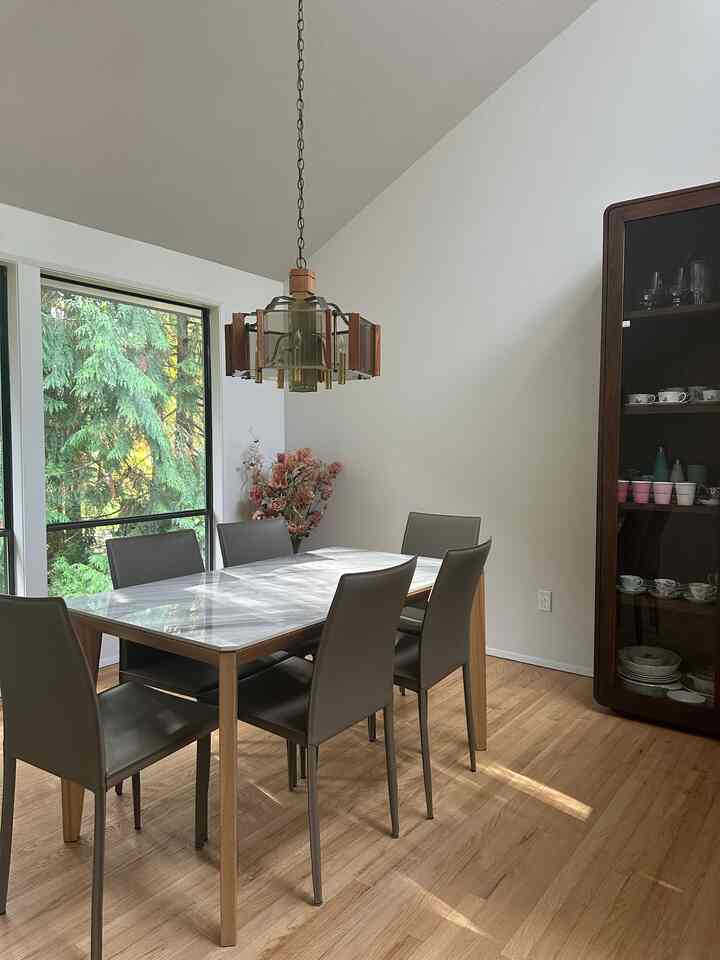 KasalaのBeaダイニングチェアを購入しました。ダイニングテーブルと完璧にマッチしていて、色の組み合わせも違和感がありません。特にレザーは素晴らしく、滑らかで柔らかな手触りで、空間に洗練された質感を与えてくれます。快適さとスタイルを最小限の手間で融合させています。

#honestreview #productreview #realreview #homeaccent #budget #hometips #blackinterior #lamp #interior #kartell #coffeetable #livingroomfurniture #DWR #designchair #designlamp #livingroomtable #designfurniture #cassina #interiorfurniture #livingroomsofa #decoratingtips #interiorgram #designer #livingroominterior #chairrecommendation #table #blackinterior #livingroomlighting #moderninterior #light