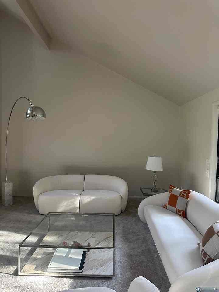 KasalaのLenoraソファを特別な生地でカスタマイズしましたが、予想以上に時間がかかりました。実際には数ヶ月かかりました。しかし、結果はその甲斐がありました。RH Reynaソファと美しく調和し、スタイリッシュさと快適さを両立させながら、すっきりとしたモダンな外観を実現しています。このプロセスには忍耐が必要でしたが、最終的なセットアップは統一感があり、思慮深くキュレーションされた印象です。

#honestreview #productreview #realreview #homeaccent #budget #hometips #blackinterior #lamp #interior #kartell #coffeetable #livingroomfurniture #DWR #designchair #designlamp #livingroomtable #designfurniture #cassina #interiorfurniture #livingroomsofa #decoratingtips #interiorgram #designer #livingroominterior #chairrecommendation #table #blackinterior #livingroomlighting #moderninterior #light