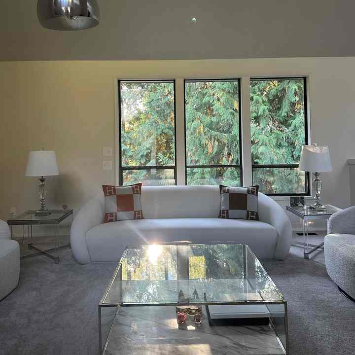 RHの白い丸型ソファ「レイナ」は、エレガントでモダン、そして美しく仕上げられたデザインが特徴です。ふかふかとした感触ではなく、硬めの硬さに驚く方もいるかもしれませんが、ほのかな弾力があり、背中を優しく支えてくれます。

白い生地は美しい見た目ですが、定期的なお手入れが必要です。羽毛入りのクッションはこまめにふんわりとさせる必要があります。高級感と価格のバランスが取れたソファは、美しさと快適な座り心地が重視される空間に最適です。

#honestreview #productreview #realreview #homeaccent #budget #hometips #blackinterior #lamp #interior #kartell #coffeetable #livingroomfurniture #DWR #designchair #designlamp #livingroomtable #designfurniture #cassina #interiorfurniture #livingroomsofa #decoratingtips #interiorgram #designer #livingroominterior #chairrecommendation #table #blackinterior #livingroomlighting #moderninterior #light