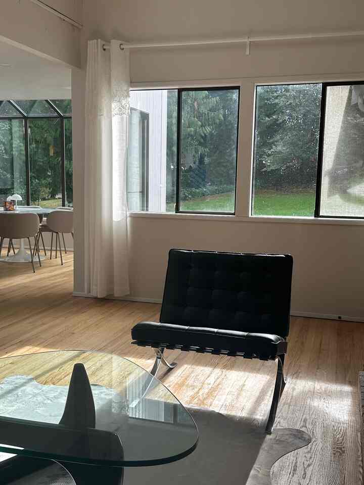 バルセロナチェアは、時代を超越したエレガンスと建築的な存在感で、ずっと憧れていました。ミース・ファン・デル・ローエがデザインしたこの椅子は、単なる家具ではなく、確固たる信念と象徴性を持つ、まさに象徴的な存在です。プロポーション、レザーのタフティング、そしてステンレススチールのフレーム、すべてが美しく仕上がっています。見た目以上に重厚なので、移動させるのは少し大変です。

#honestreview #productreview #realreview #homeaccent #budget #hometips #blackinterior #lamp #interior #kartell #coffeetable #livingroomfurniture #DWR #designchair #designlamp #livingroomtable #designfurniture #cassina #interiorfurniture #livingroomsofa #decoratingtips #interiorgram #designer #livingroominterior #chairrecommendation #table #blackinterior #livingroomlighting #moderninterior #light