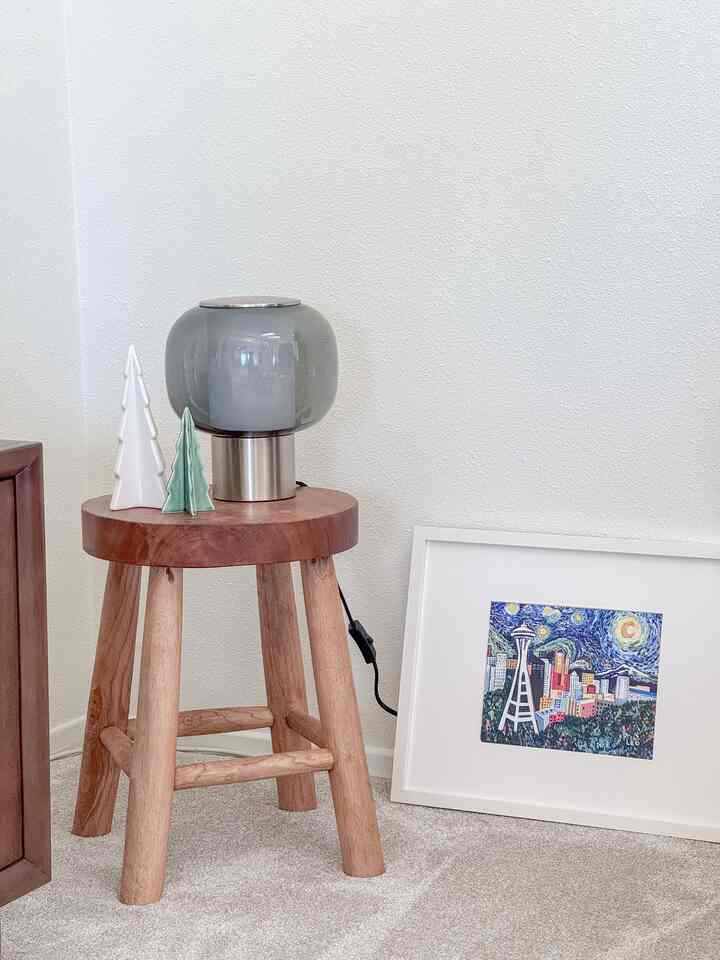 Sentuhan-sentuhan kecil Natal hadir di ruang tamu 🎄

#livingroominterior #livingroom #pictureframe #stool #stoolchair #ikea #ikeatablelamp #tablelamp #lamp #Christmasprops #christmasdeco #holidaysvibe