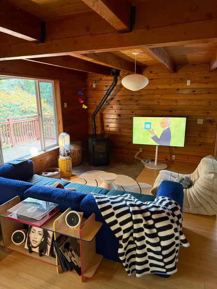 A quiet cabin morning, filled with all my favorite textures 🤎

#cozyhome #woodinterior #cabinvibes #livingroomdecor #slowmorning #seattlehome