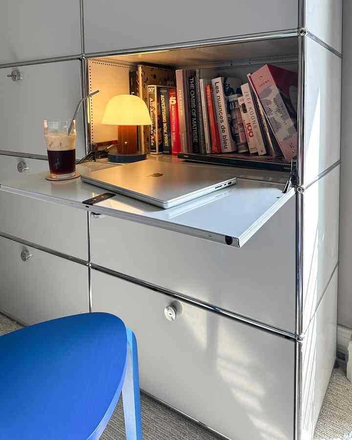 Senin di LA yang hujan…🌧️WFH terasa sedikit lebih nyaman hari ini.🙌

#kantorrumah #homeofficeinterior #modernkitchen #usmhaller #designfurniture #officeinspo #desksetup