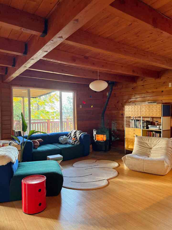 Nothing beats the glow of a warm fire on a cold day 🤎
When the fireplace starts glowing, the whole house turns into a quiet, warm retreat
perfect for fall and early winter😌


#cozycabin #fireplacecorner #autumnathome #winterdecor #homestories 