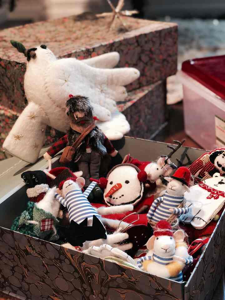 My one true joy is collecting Christmas ornaments.🔔 I decorate my tree with a different theme every year, and I’m already looking forward to dreaming up this year’s theme..💚❤️

#christmastree #christmasdeco #christmasdecoration #holidaydecor #ornament #treedecoration 