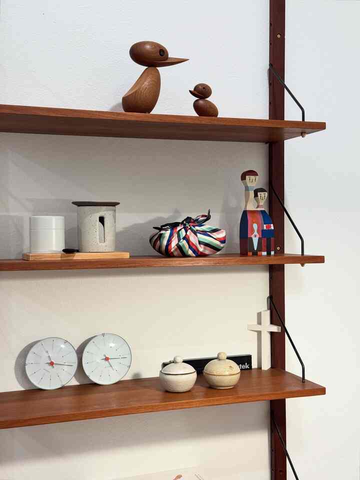 Adding a few new pieces to our vintage teak wall shelving system. Forever obsessed with Danish vintage furniture. 🤎

#vintage #danish #vintagefurniture #teak #mcm #teakfurniture #wallsystem #decorations #cozyhome 