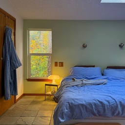 Fall mornings feel different here 🤎
The soft lamp glow and the golden leaves outside the window make this corner feel like a calm fall retreat.
#fallhome #fallvibes #bedroomdecor #cozyhome #softlighting 