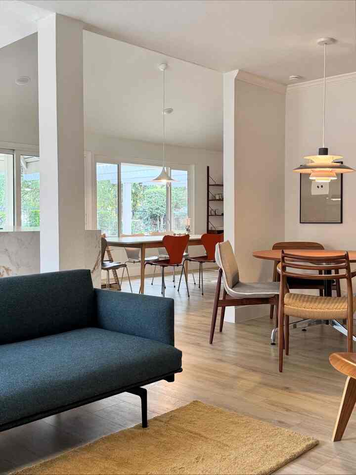 Adding little bursts of color around the house lately… loving the green, yellow, and orange combo 😉

#cozycorners #cozyhome #interiorinspiration #livingroom #diningroom #dinintable #mcm #midcenturymodern #moodlighting #cozyvibes