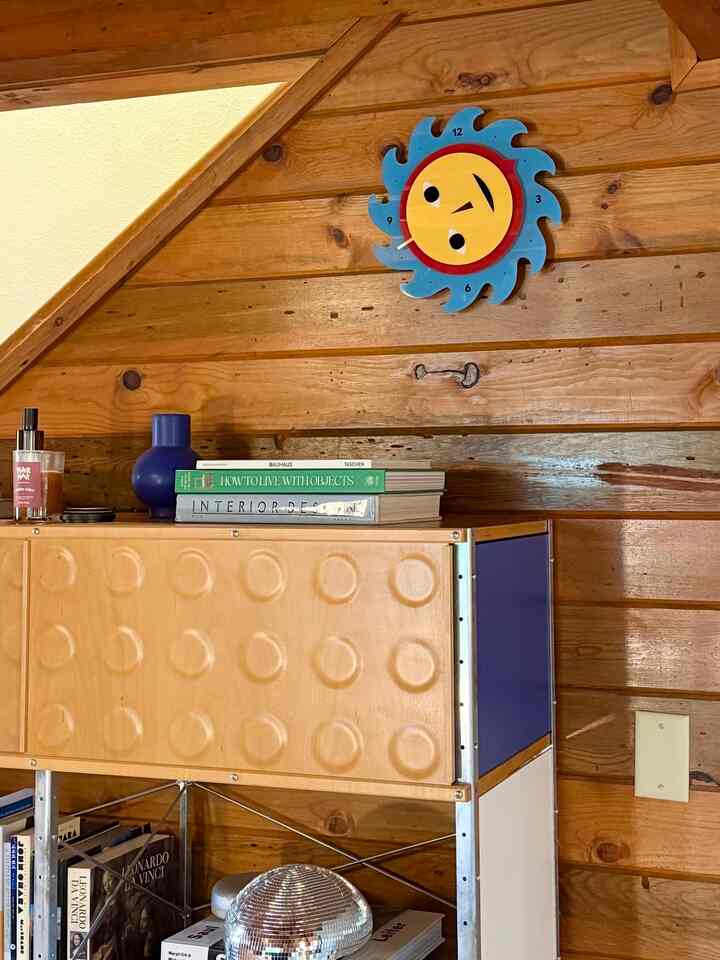 Sedikit sinar matahari untuk sudut ternyaman 🌞💙
Jam dinding ceria ini mencerahkan nuansa kayu yang hangat dan menambahkan kontras ceria pada rak bergaya retro. Ukurannya memang kecil, tetapi mampu mengubah suasana ruangan secara drastis.

#cabininterior #wallclockdesign #modernvintage #eclecticdecor #woodinterior #cozyhome