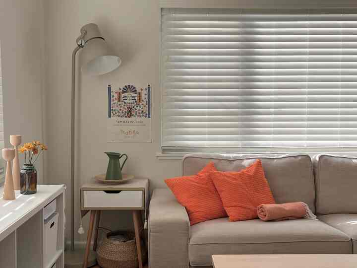 Afternoon light and a little pop of orange🧡 — this corner just makes me happy lately.
Simple pieces, cozy vibes, and the warmest spot in the house.

#homedecor #livingroomdecor #cozyhome #warmtones #homevibes #orangeaccent #simpledecor #sunnycorner