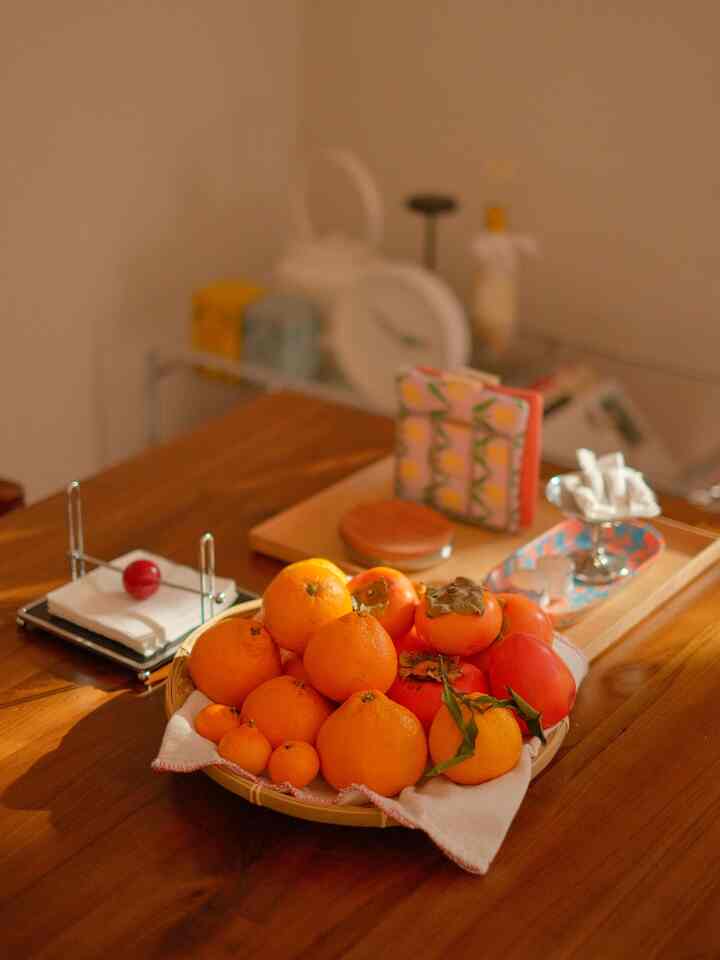A try of citrus and persimmons has been a staple on my dining table last few weeks 😚🍊

Sometimes a basket of seasonal fruits serve as a nice decoration as well as healthy snacks!

#falldecoration #onthetable #diningtable #cozydining #cozyhome #thanksgivingdecor