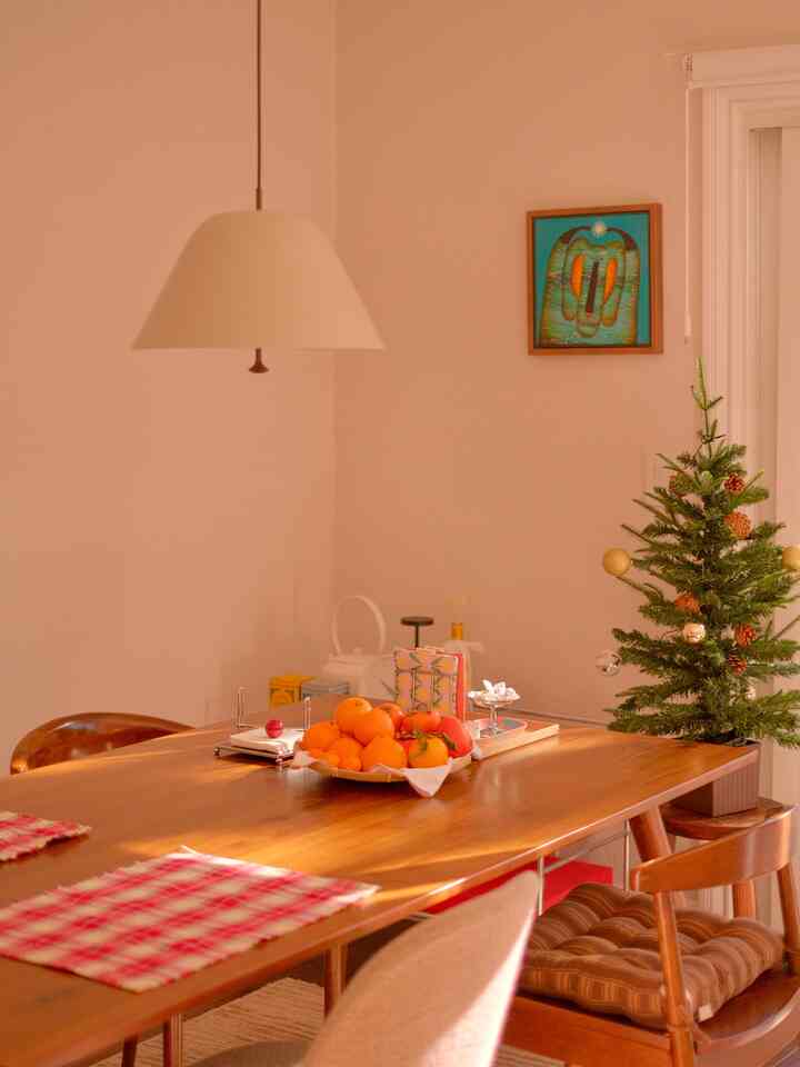 When fall overlaps with your urge for Christmas season 😆🫶🏻🍂🍊🎄♥️

#holdiaydecor #cozyhome #diningtable #cozydining #tableware #diningroom