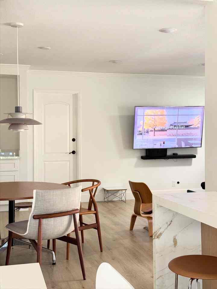 Intip sedikit ruang keluarga kami. Saya mencoba menggunakan 3-5 warna untuk tampilan minimalis dan bersih.

#cozyhome #minimalinterior #neutralhomevibes #simplestyling #cozycorners