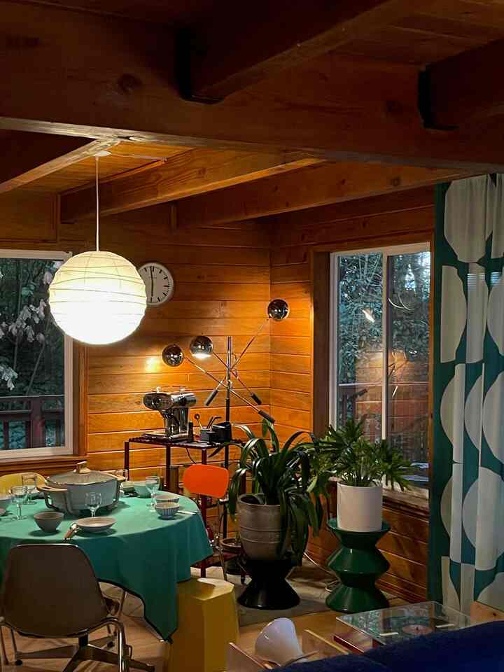 Dinner feels different when the whole room glows 🍲


#diningroom #lightingdesign #cozyhome #midcenturyhome #cabinliving #seattlehome 