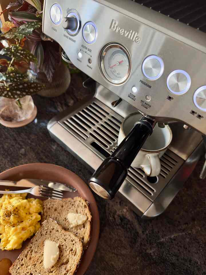 Weekend breakfast and coffee ☕️ 
#heathceramics #barista #kitchenappliance 