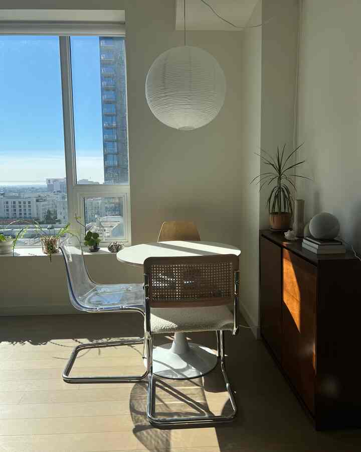 Sometimes a little sunshine and a clear table are all I need🌞 
#homedecor #minimal #smallspace