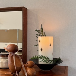 Keep adding holiday vibes around our home ✨
#cozycorners #glowseason #moodlighting #homeinspiration #candle #decorations 