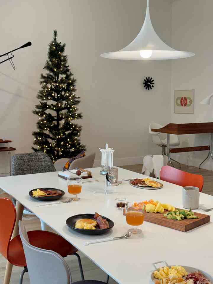 Pagi keluarga yang nyaman di meja makan…
dan makanan di piring buatan tangan saya membuatnya semakin nikmat 🤎

#gatherandglow #cozyhome #cozyvibes #familybrunch #brunch #onthetable #tablesetup