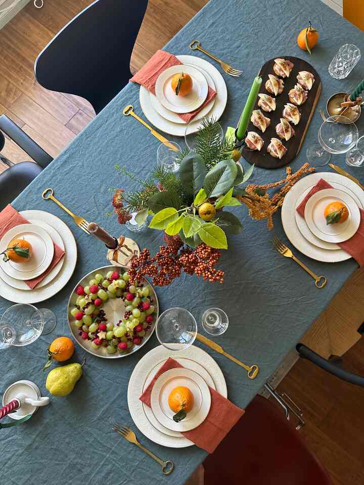 Happy Thanksgiving!🍊
Friendsgiving at home this year. Setting the table for my favorite people.🥰

#Holidayhosting #friendsgiving #tabledecor #thanksgivingdecor #thanksgivingtable #holidaydecor