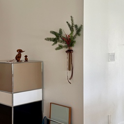 Just a little holiday touch 🌲
#holidayvibes 
#holidaydecoration
#cozycorners
#christmasdecor
#walldecor
#homeinspiration
